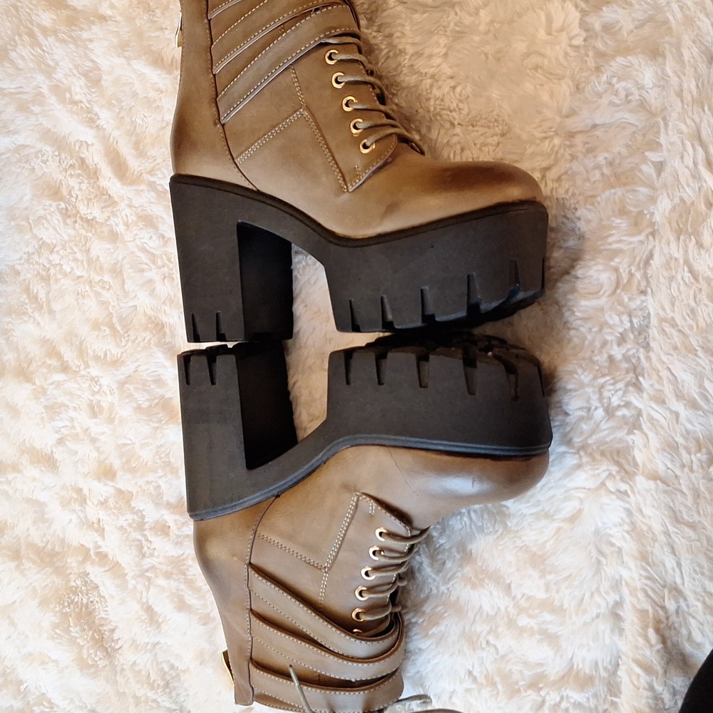 Bella Marie Khaki Platform Boota Size 7.5